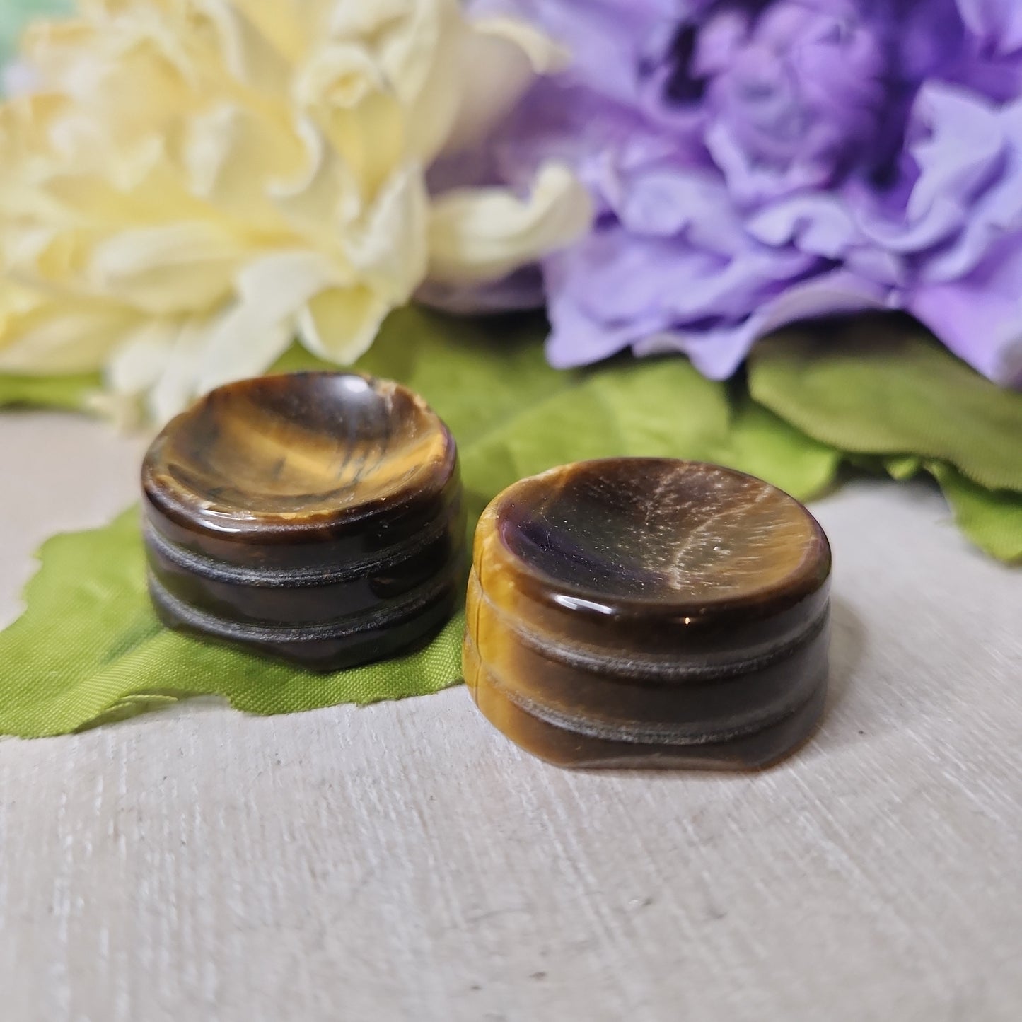 Tiger eye sphere holder carving