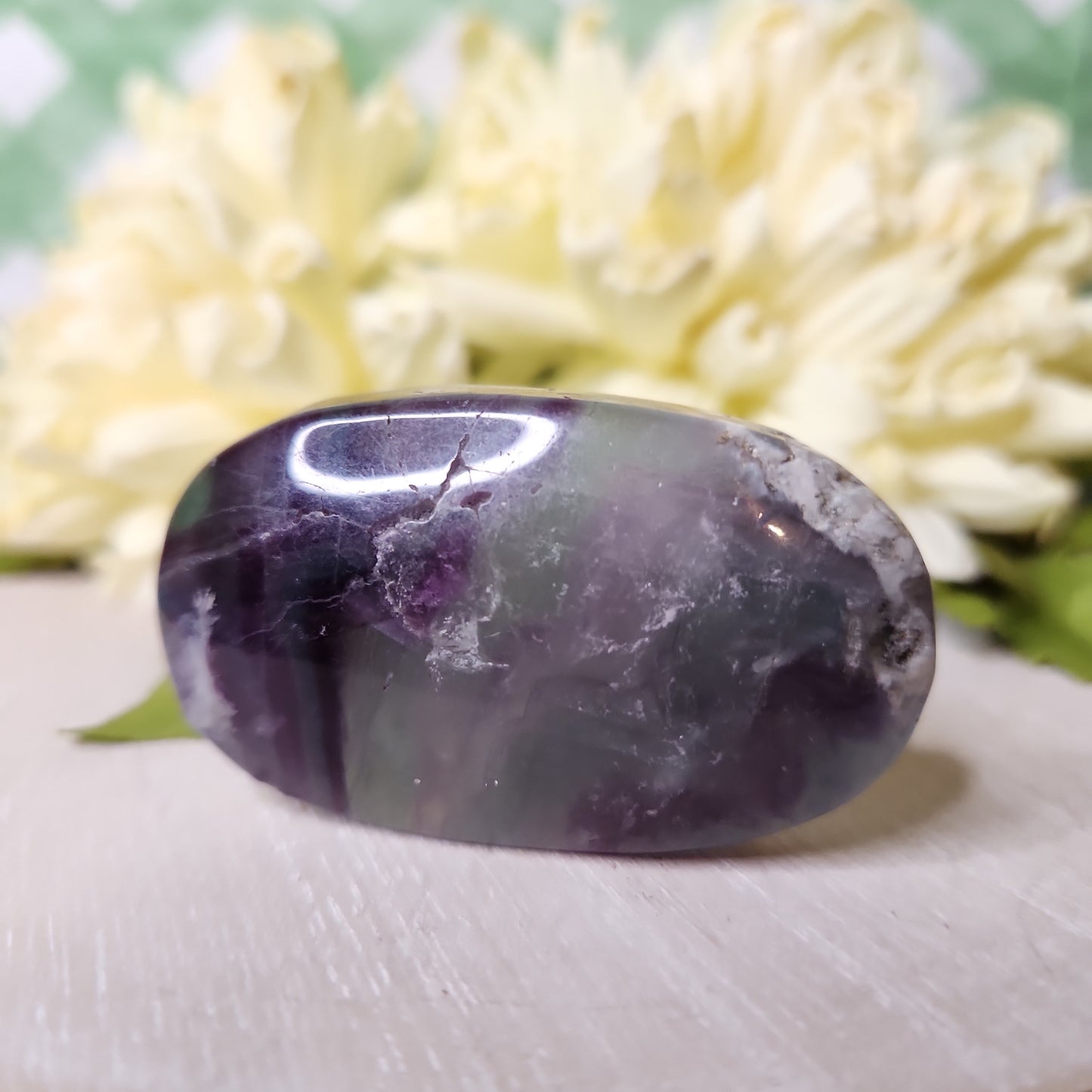 Feather fluorite palm stone (b)