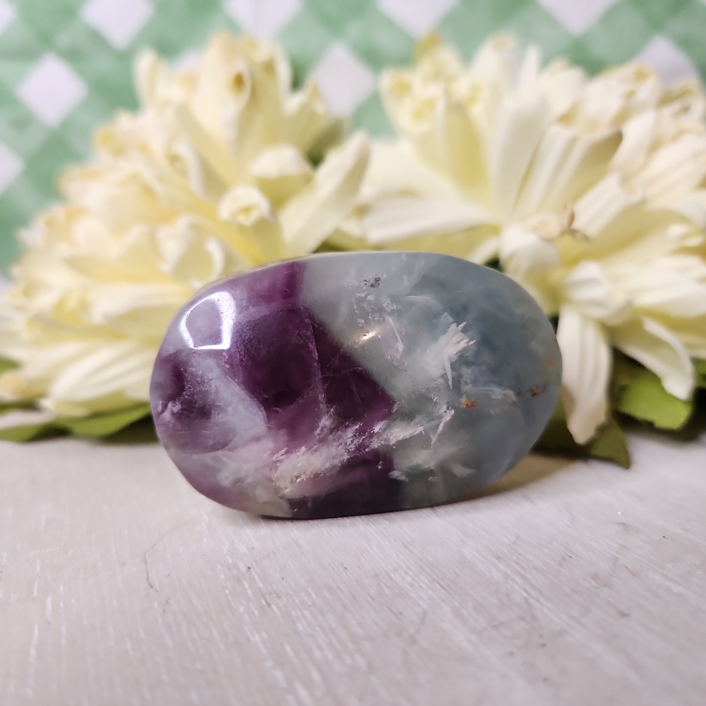 Feather fluorite palm stone (c)