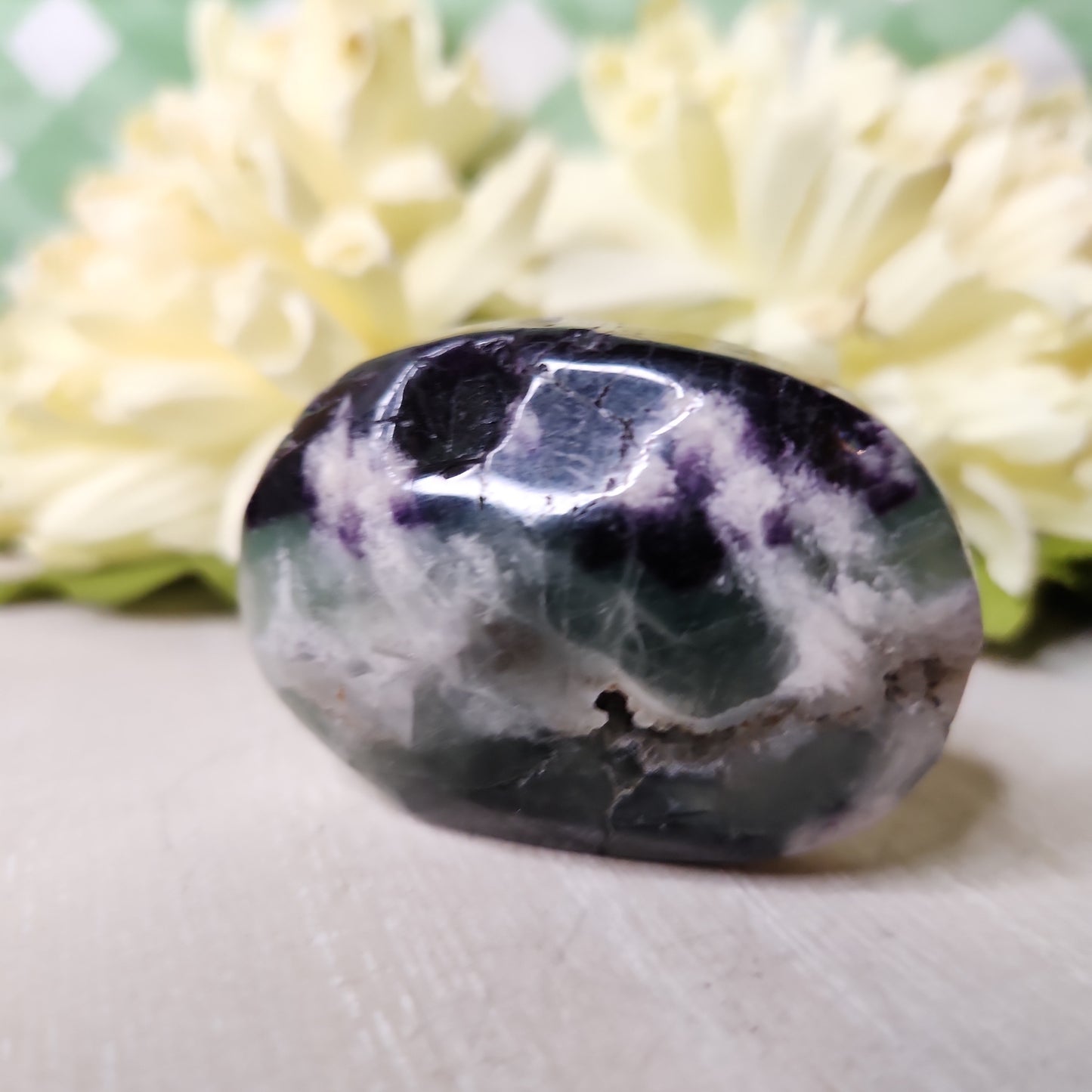 Feather fluorite palm stone (e)