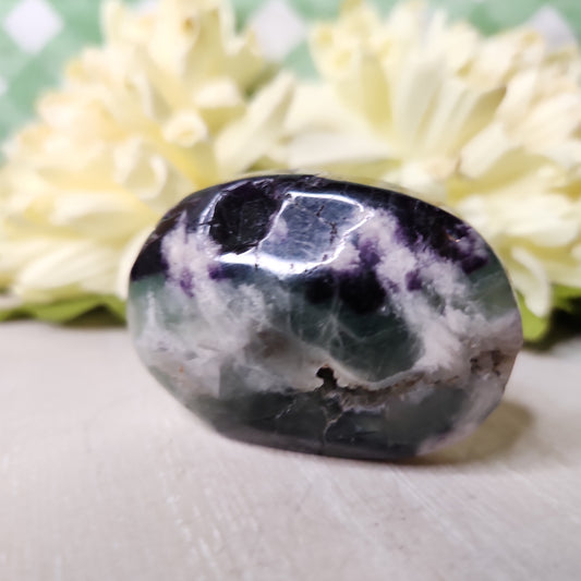 Feather fluorite palm stone (e)