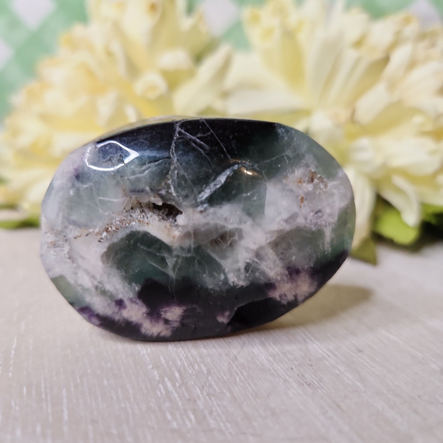 Feather fluorite palm stone (e)