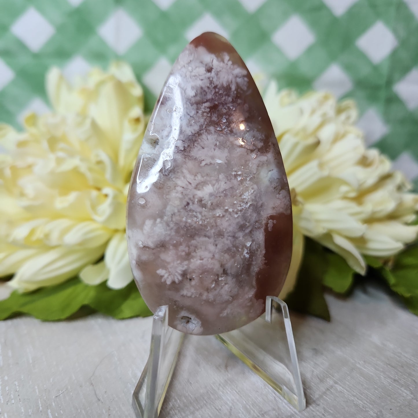 Flower agate teardrop carving