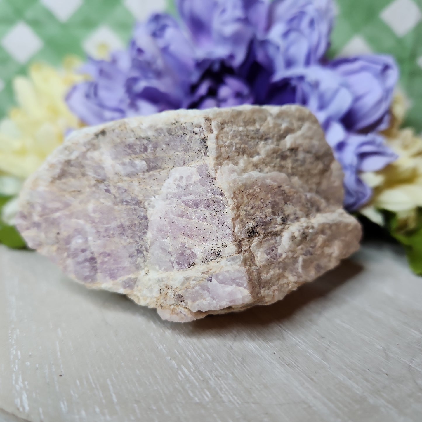Raw kunzite chunk (a)