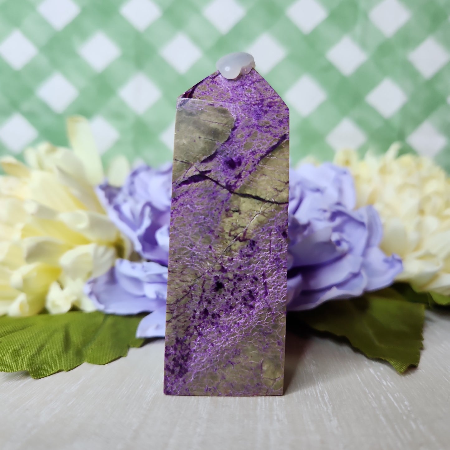 Stitchtite in serpentine tower (atlantasite)