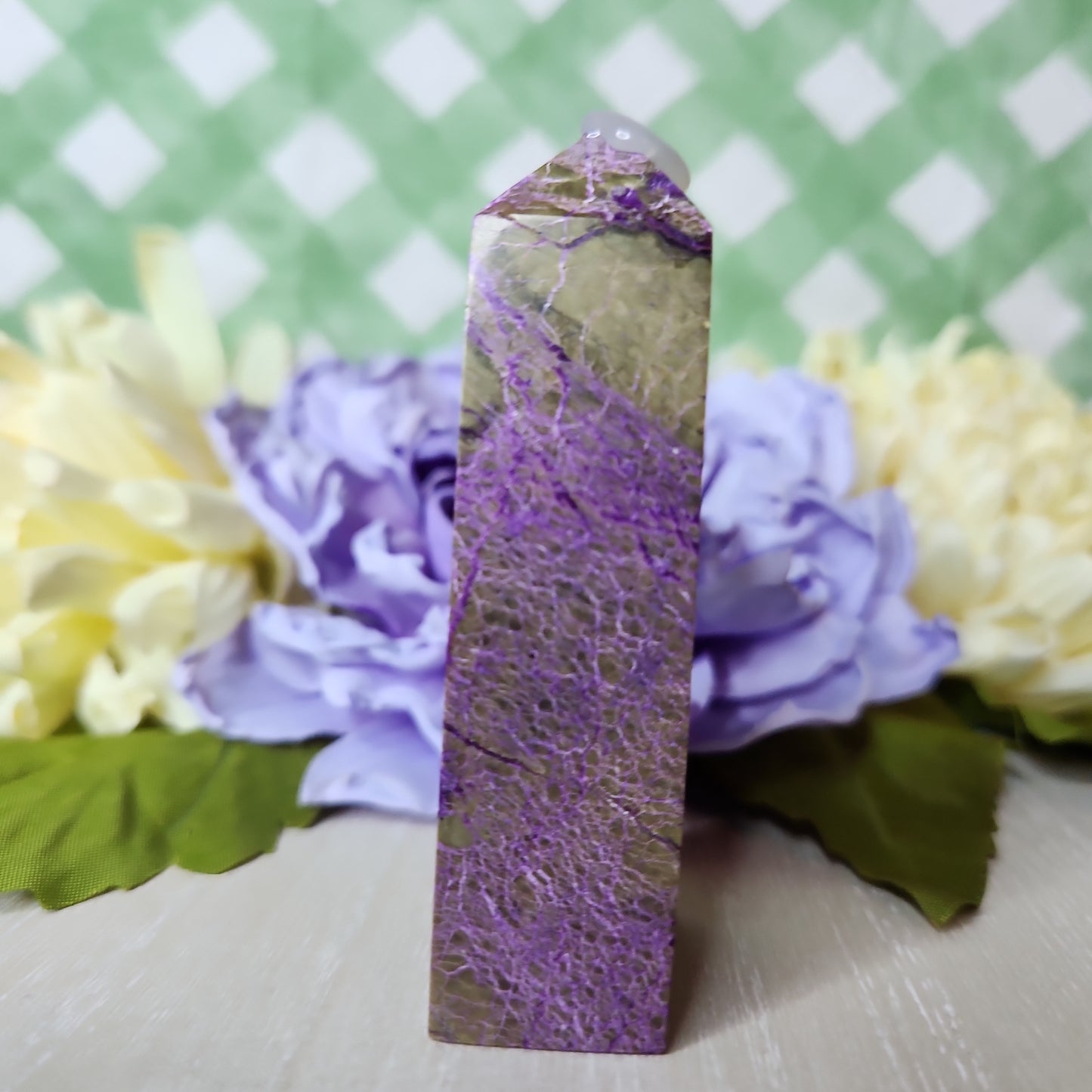 Stitchtite in serpentine tower (atlantasite)