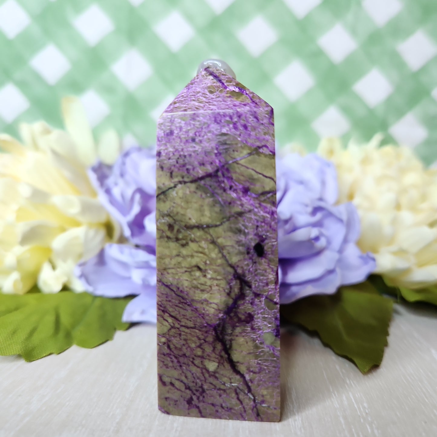 Stitchtite in serpentine tower (atlantasite)