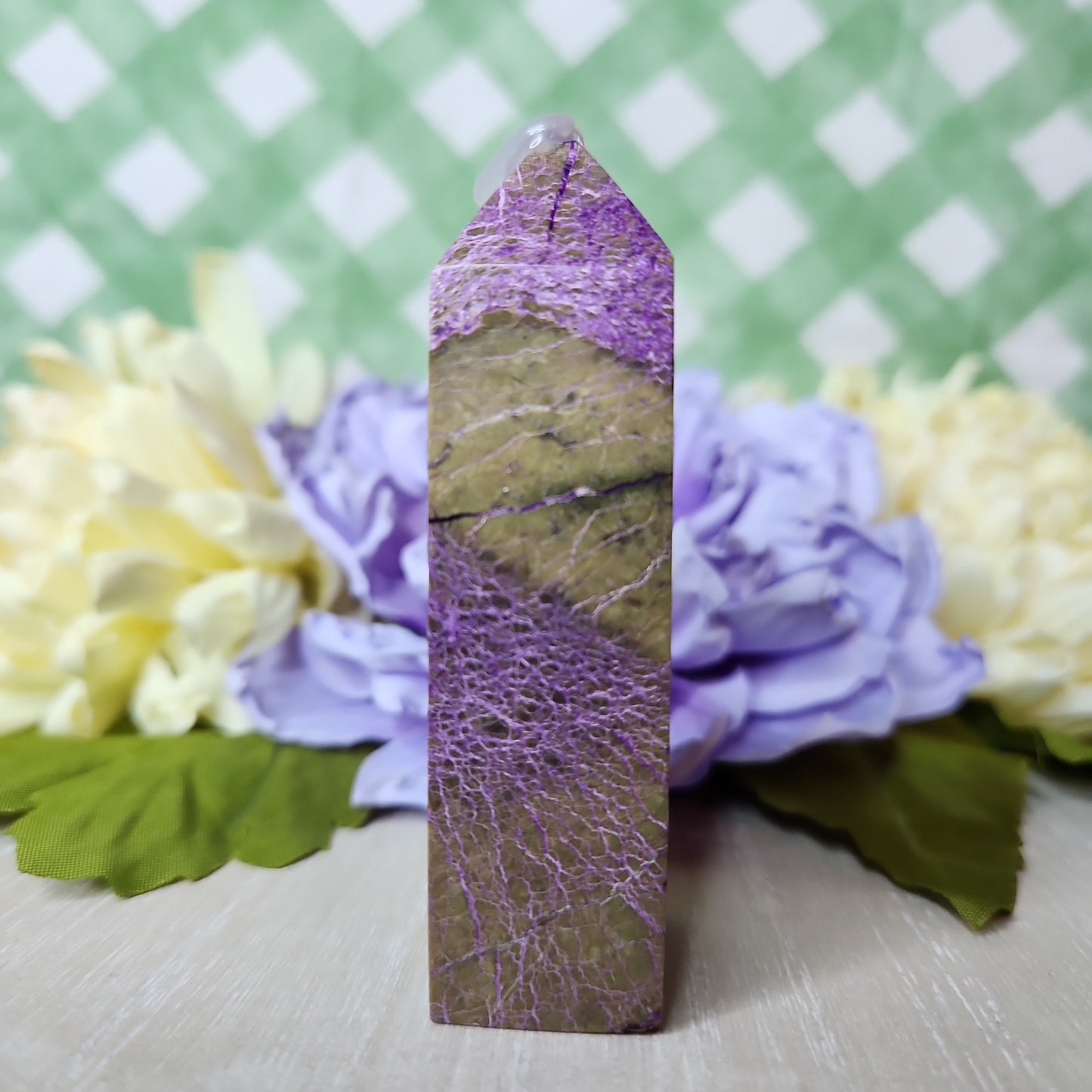 Stitchtite in serpentine tower (atlantasite)