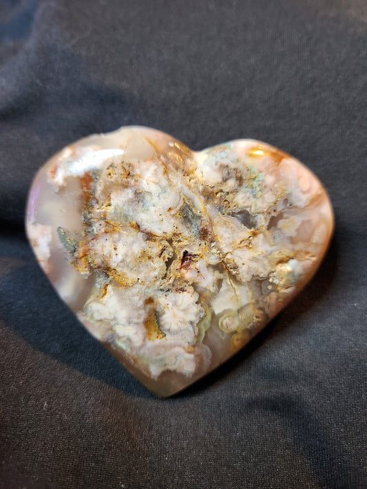 Flower agate heart carving
