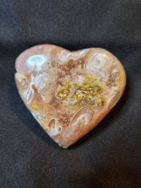 Flower agate heart carving