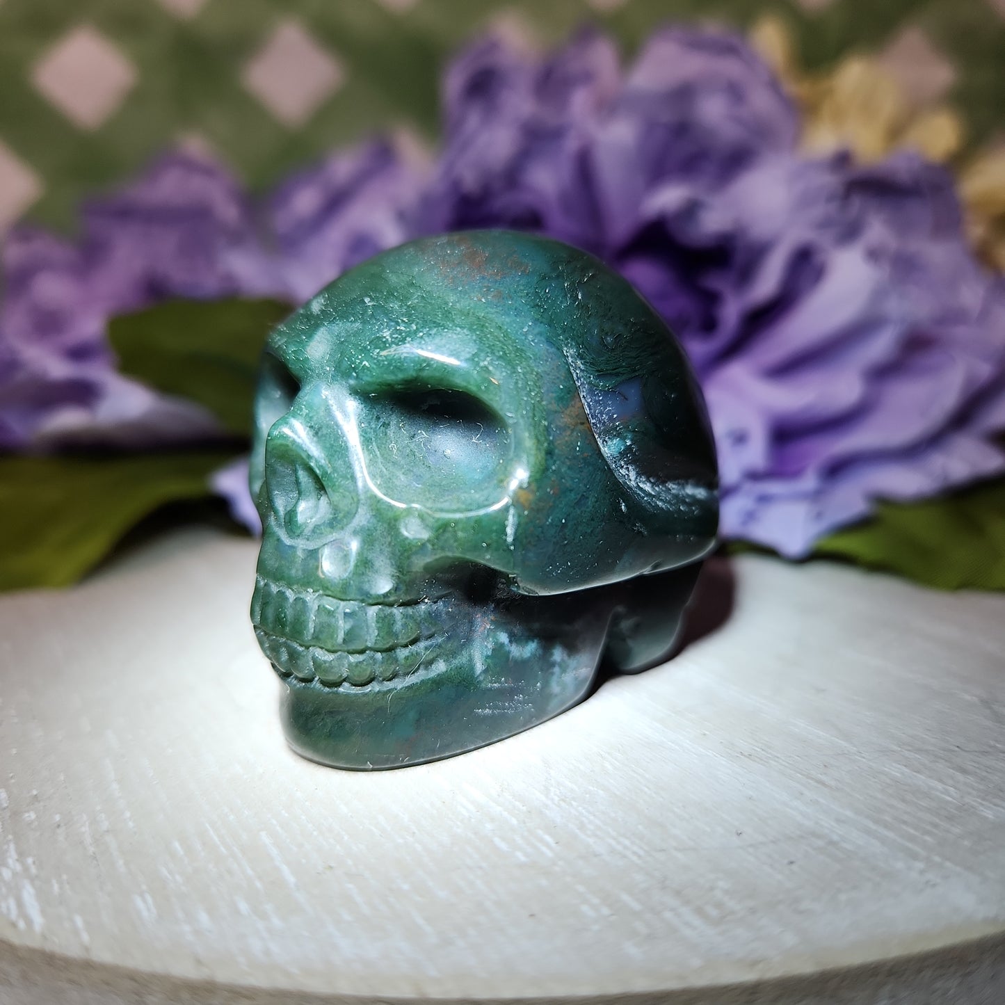 Moss agate skull carving (a)