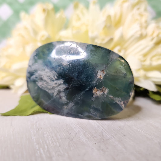 Feather fluorite palm stone (a)