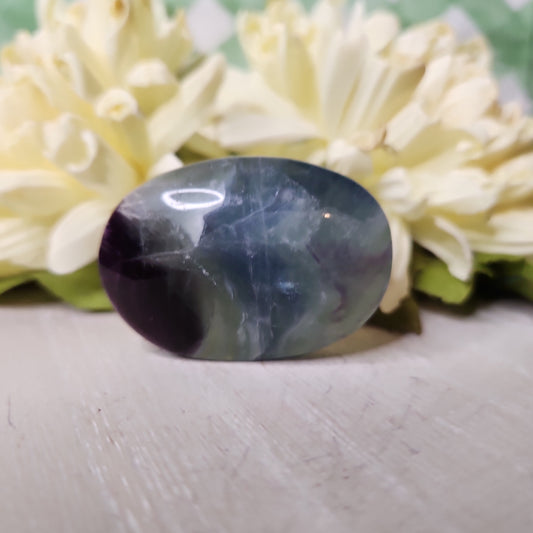 Feather fluorite palm stone (d)