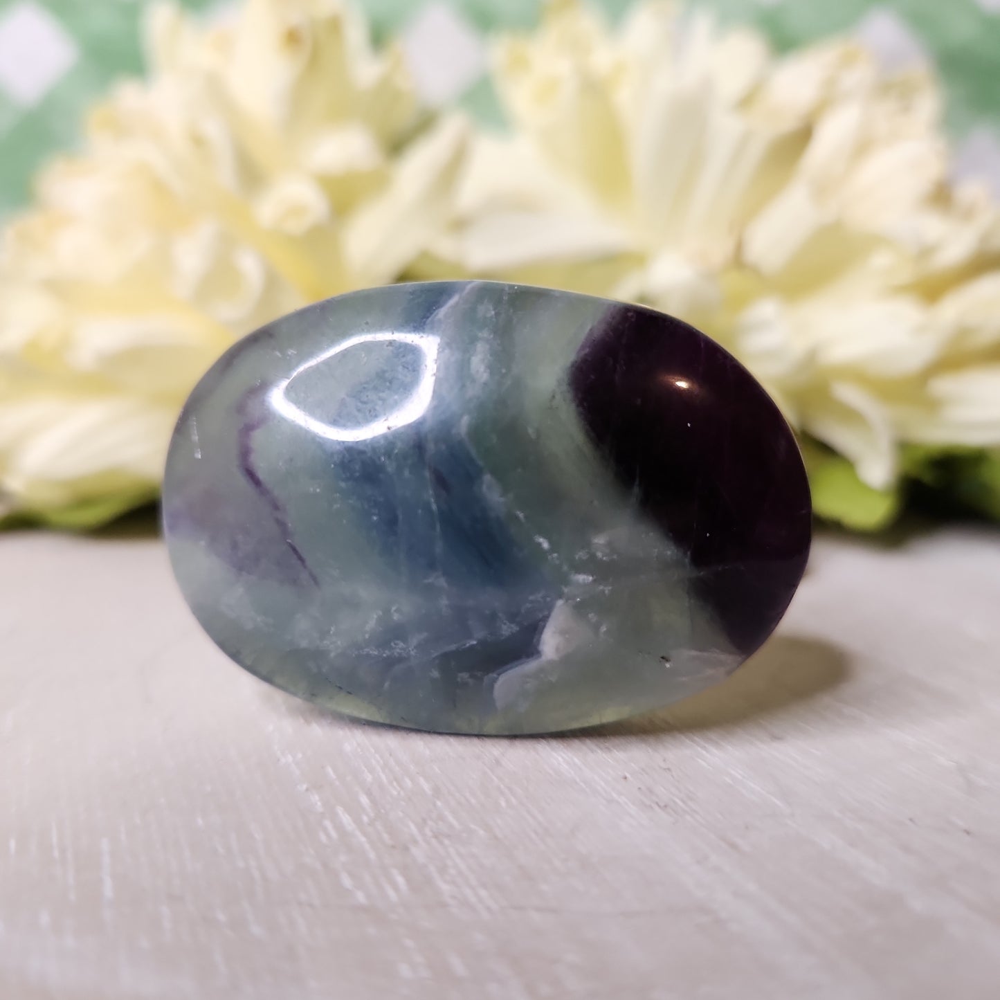 Feather fluorite palm stone (d)